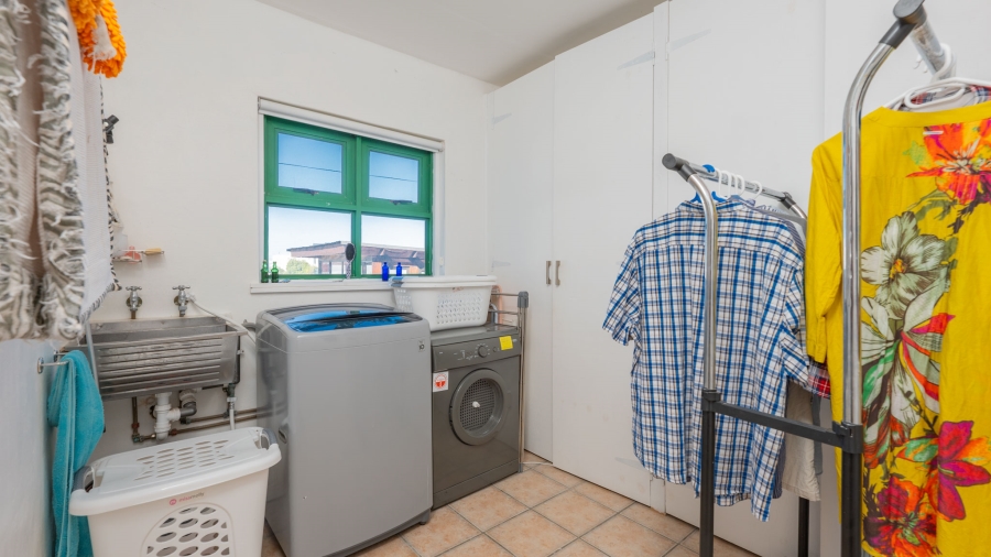 6 Bedroom Property for Sale in Struisbaai Western Cape
